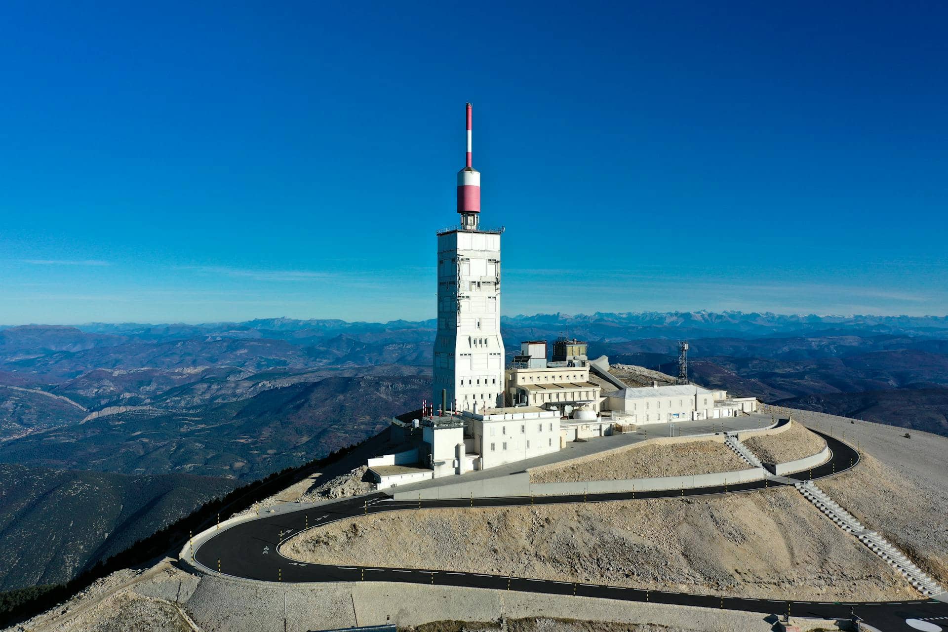 Mont Ventoux et son observatoire au sommet, célèbre destination cycliste en Provence