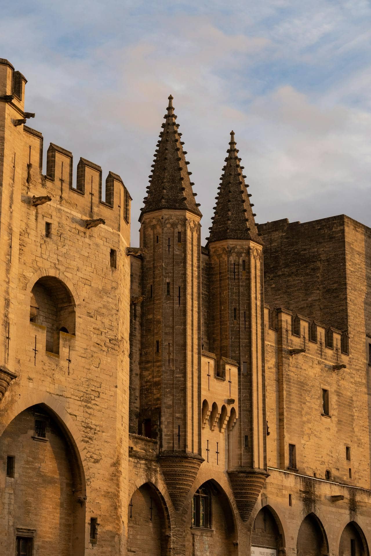 Palais des Papes d'Avignon au coucher du soleil, site historique proche du Château