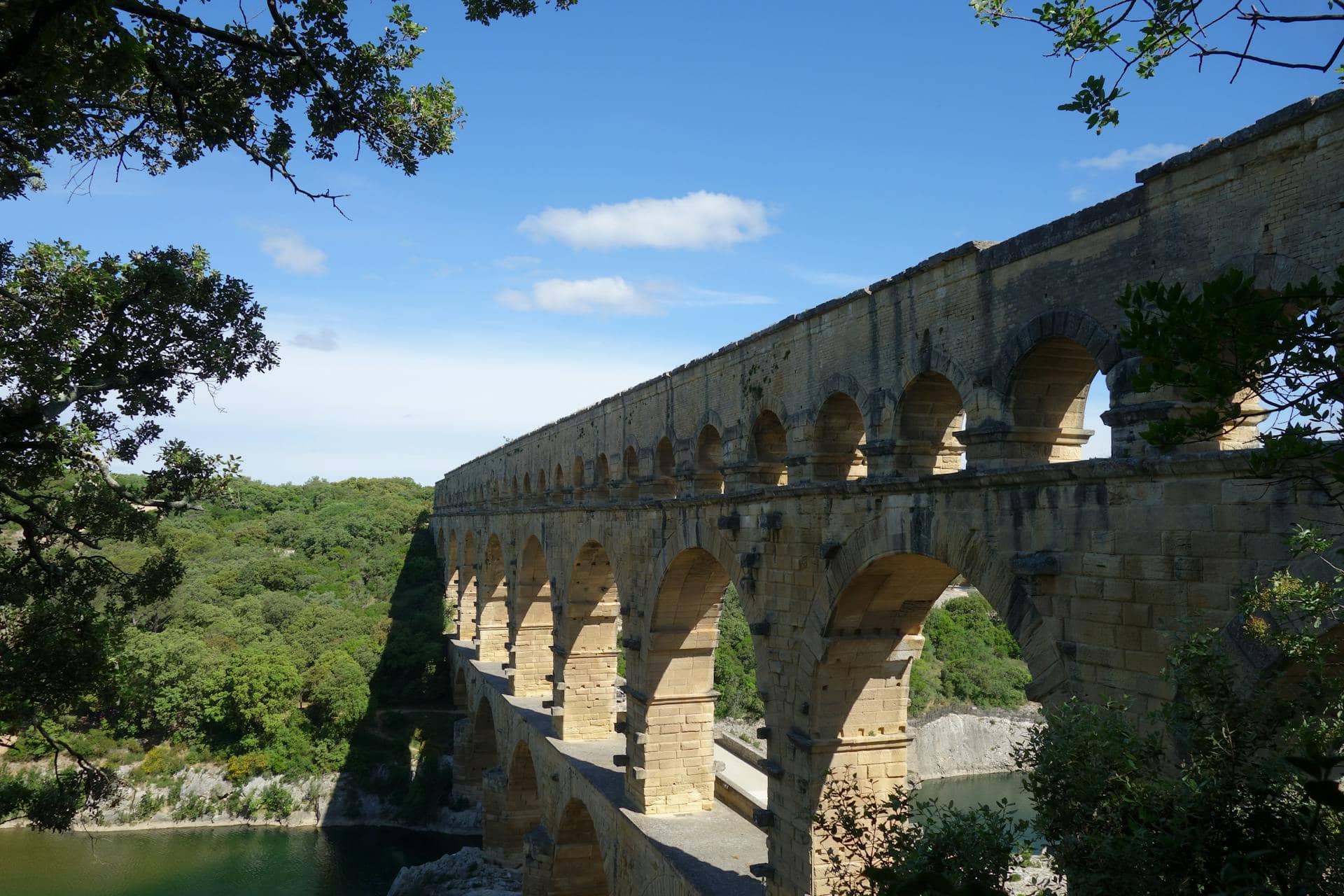 Pont du Gard, aqueduc romain classé au patrimoine mondial de l'UNESCO, proche du Château