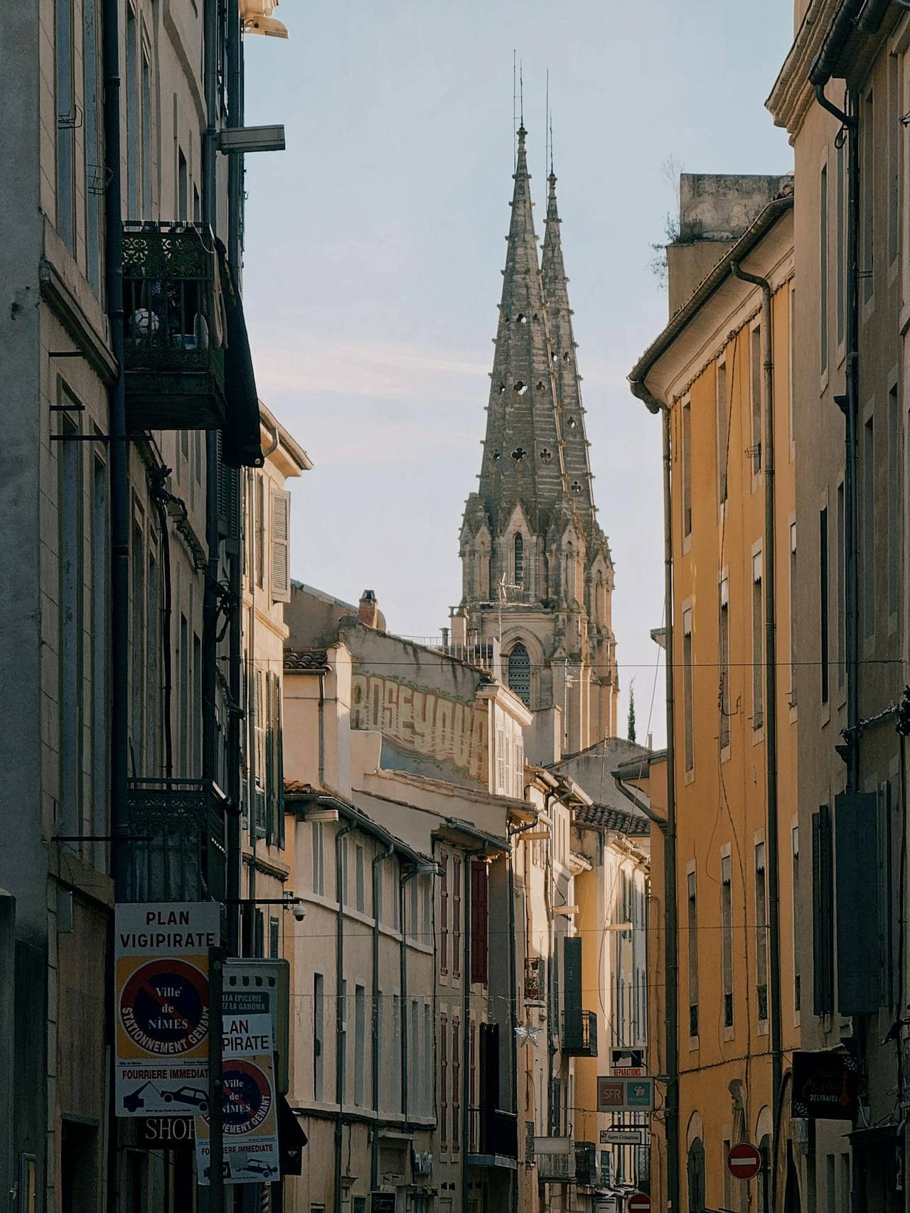 Rue d'Avignon avec église et architecture provençale, à proximité du Château de Massillan