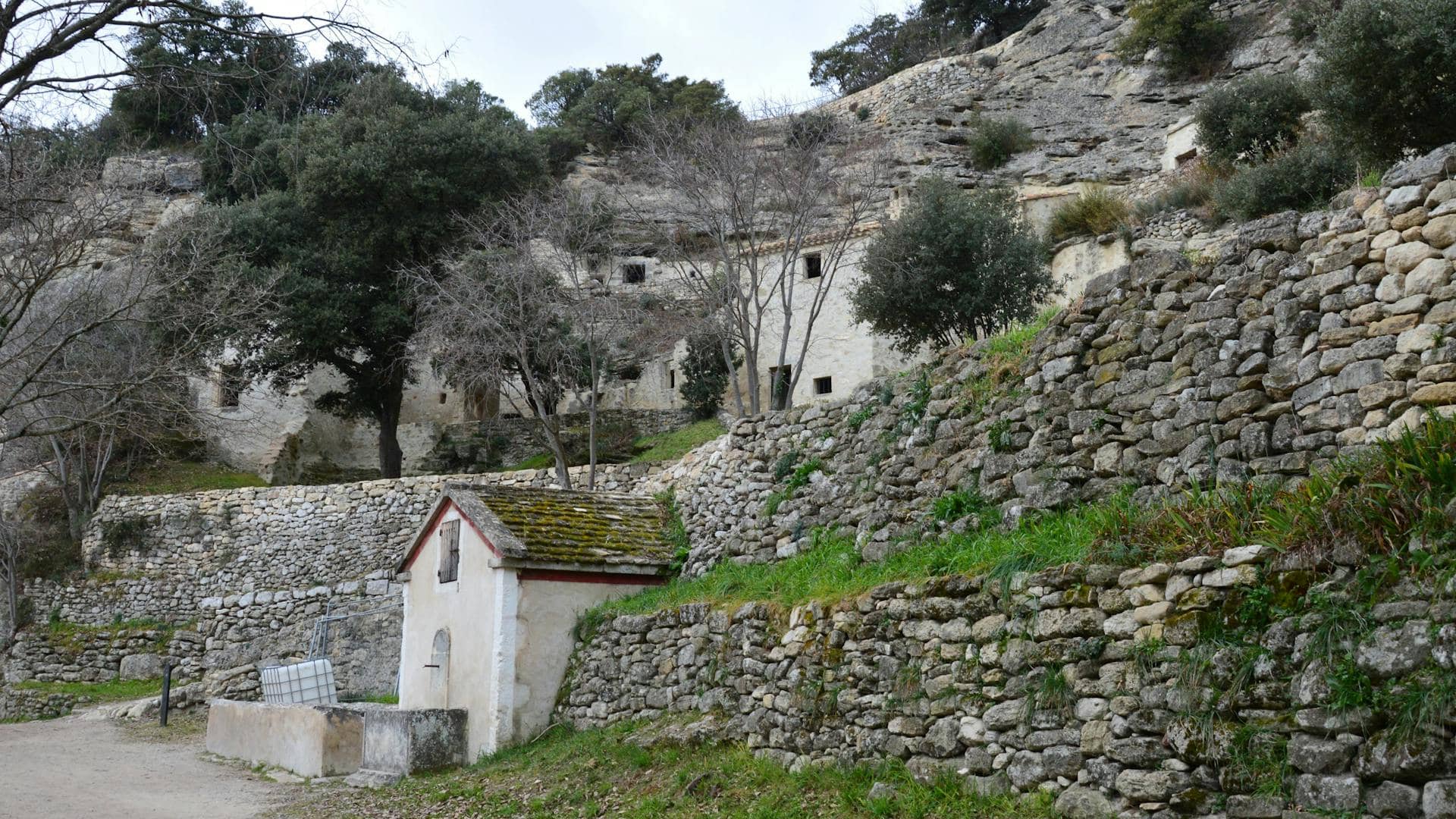 Village de Bollène avec ses anciens remparts et ruelles en pierre, à proximité du Château